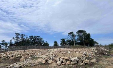 Se vende terreno en playa Pacoa a una cuadra del mar