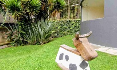 VENDO ACOGEDOR DEPARTAMENTO CON TRES HABITACIONES, DOS PARQUEADEROS