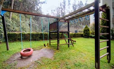 VENDO ACOGEDOR DEPARTAMENTO CON TRES HABITACIONES, DOS PARQUEADEROS