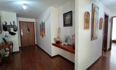 VENDO ACOGEDOR DEPARTAMENTO CON TRES HABITACIONES, DOS PARQUEADEROS