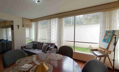 VENDO ACOGEDOR DEPARTAMENTO CON TRES HABITACIONES, DOS PARQUEADEROS