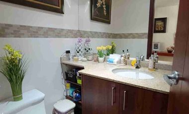 VENDO ACOGEDOR DEPARTAMENTO CON TRES HABITACIONES, DOS PARQUEADEROS