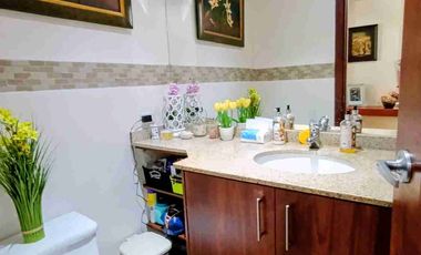 VENDO ACOGEDOR DEPARTAMENTO CON TRES HABITACIONES, DOS PARQUEADEROS