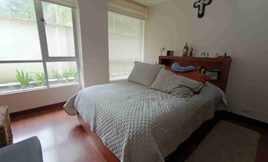 VENDO ACOGEDOR DEPARTAMENTO CON TRES HABITACIONES, DOS PARQUEADEROS