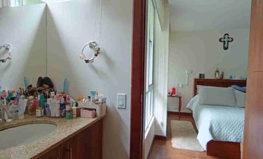 VENDO ACOGEDOR DEPARTAMENTO CON TRES HABITACIONES, DOS PARQUEADEROS