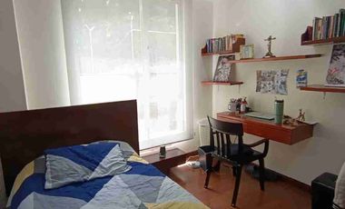 VENDO ACOGEDOR DEPARTAMENTO CON TRES HABITACIONES, DOS PARQUEADEROS