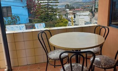 HERMOSA PROPIEDAD DE DOS DEPARTAMENTOS Y UNA CASITA RUSTICA EN EL JARDIN.