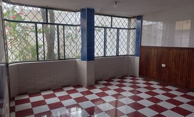 HERMOSA PROPIEDAD DE DOS DEPARTAMENTOS Y UNA CASITA RUSTICA EN EL JARDIN.