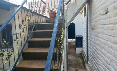 HERMOSA PROPIEDAD DE DOS DEPARTAMENTOS Y UNA CASITA RUSTICA EN EL JARDIN.