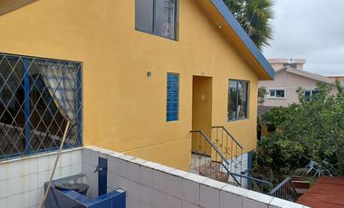 HERMOSA PROPIEDAD DE DOS DEPARTAMENTOS Y UNA CASITA RUSTICA EN EL JARDIN.