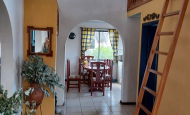 HERMOSA PROPIEDAD DE DOS DEPARTAMENTOS Y UNA CASITA RUSTICA EN EL JARDIN.