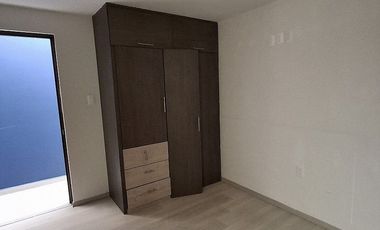 Casa en Renta de 2 Niveles con 3 Recámaras y Cochera Techada