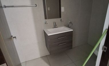 Casa en Renta de 2 Niveles con 3 Recámaras y Cochera Techada