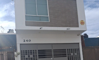 Casa en Renta de 2 Niveles con 3 Recámaras y Cochera Techada
