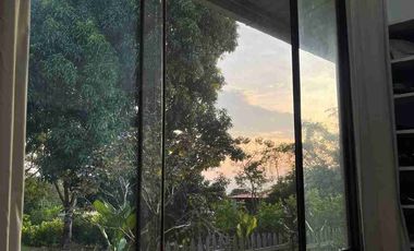 Casa moderna, rodeada de naturaleza