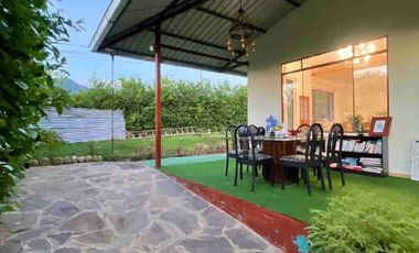 Casa moderna, rodeada de naturaleza