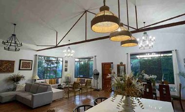 Casa moderna, rodeada de naturaleza