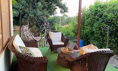 Casa moderna, rodeada de naturaleza