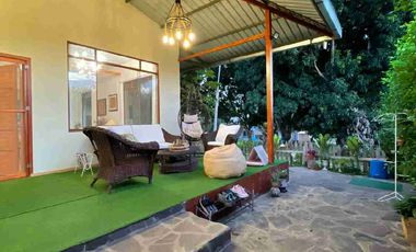 Casa moderna, rodeada de naturaleza