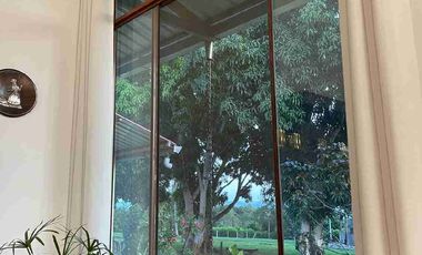 Casa moderna, rodeada de naturaleza