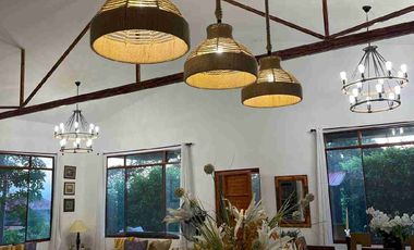 Casa moderna, rodeada de naturaleza