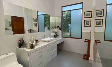 Casa moderna, rodeada de naturaleza