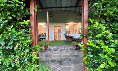 Casa moderna, rodeada de naturaleza