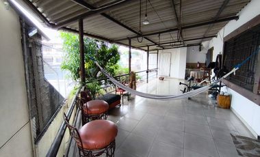 Vendo casa  familiar amplia en alborada 11et lista para habitar.