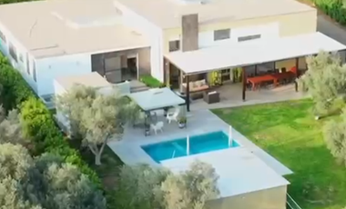 ALQUILER | CASA DE CAMPO EN CONDOMINIO | PUCUSANA | 4 DORMITORIOS | 6 BAÑOS | AMOBLADA Y EQUIPADA | PISCINA | TERRAZA | JARDINES | CLUB HOUSE