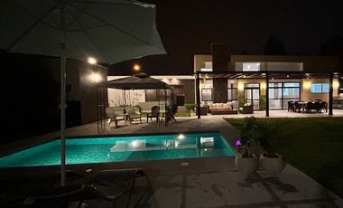 ALQUILER | CASA DE CAMPO EN CONDOMINIO | PUCUSANA | 4 DORMITORIOS | 6 BAÑOS | AMOBLADA Y EQUIPADA | PISCINA | TERRAZA | JARDINES | CLUB HOUSE