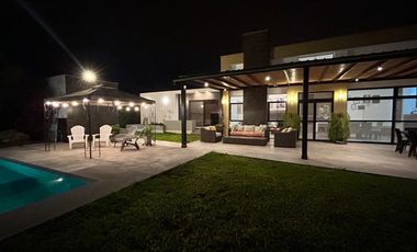 ALQUILER | CASA DE CAMPO EN CONDOMINIO | PUCUSANA | 4 DORMITORIOS | 6 BAÑOS | AMOBLADA Y EQUIPADA | PISCINA | TERRAZA | JARDINES | CLUB HOUSE