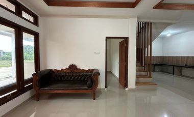 Dijual townhouse jumbo unit ready dalam komplek lokasi dekat Bandara SMB 2