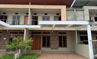 Dijual townhouse jumbo unit ready dalam komplek lokasi dekat Bandara SMB 2