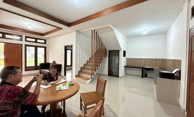 Dijual townhouse jumbo unit ready dalam komplek lokasi dekat Bandara SMB 2