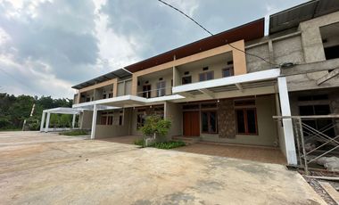 Dijual townhouse jumbo unit ready dalam komplek lokasi dekat Bandara SMB 2