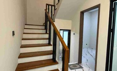 Rumah Mewah 2 Lantai Siap Huni