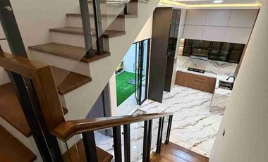 Rumah Mewah 2 Lantai Siap Huni