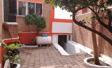 JUNTO AL RIO $6200,000. 2 RECÁMARAS EN UN NIVEL Y LA TERCERA RECAMARA POR FUERA.