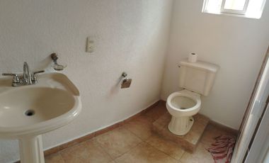 JUNTO AL RIO $6200,000. 2 RECÁMARAS EN UN NIVEL Y LA TERCERA RECAMARA POR FUERA.