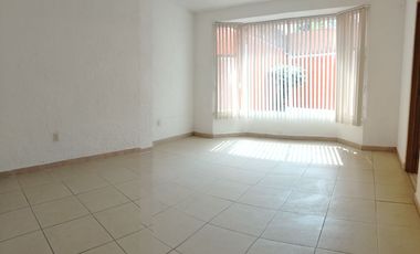 JUNTO AL RIO $6200,000. 2 RECÁMARAS EN UN NIVEL Y LA TERCERA RECAMARA POR FUERA.