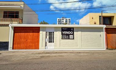 VENTA DE CASA 224M2, EN ZONA EXCLUSIVA DE PESCASEROLLI TACNA.