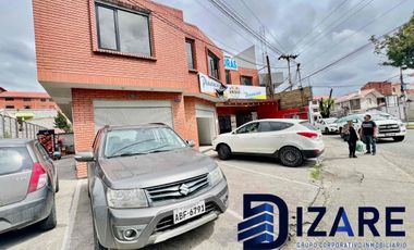 Se renta local comercial esquinero en la avenida González Suárez y Paseo de los Cañaris, en una zona de alto tráfico y excelente exposición comercial.