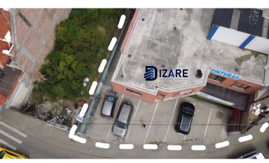 Se renta local comercial esquinero en la avenida González Suárez y Paseo de los Cañaris, en una zona de alto tráfico y excelente exposición comercial.