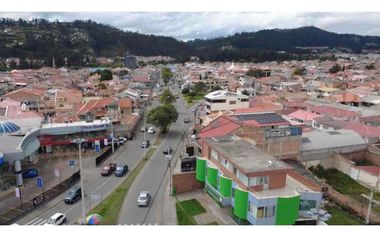 Se renta local comercial esquinero en la avenida González Suárez y Paseo de los Cañaris, en una zona de alto tráfico y excelente exposición comercial.