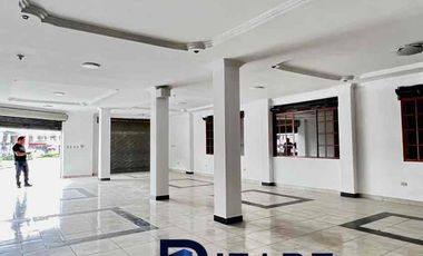 Se renta local comercial esquinero en la avenida González Suárez y Paseo de los Cañaris, en una zona de alto tráfico y excelente exposición comercial.