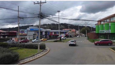Se renta local comercial esquinero en la avenida González Suárez y Paseo de los Cañaris, en una zona de alto tráfico y excelente exposición comercial.