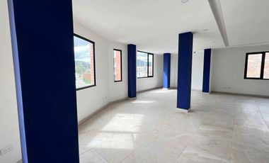 Se renta local comercial esquinero en la avenida González Suárez y Paseo de los Cañaris, en una zona de alto tráfico y excelente exposición comercial.