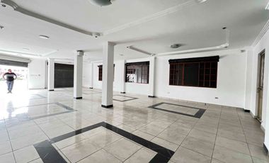 Se renta local comercial esquinero en la avenida González Suárez y Paseo de los Cañaris, en una zona de alto tráfico y excelente exposición comercial.