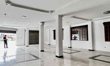 Se renta local comercial esquinero en la avenida González Suárez y Paseo de los Cañaris, en una zona de alto tráfico y excelente exposición comercial.