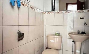 Se renta local comercial esquinero en la avenida González Suárez y Paseo de los Cañaris, en una zona de alto tráfico y excelente exposición comercial.